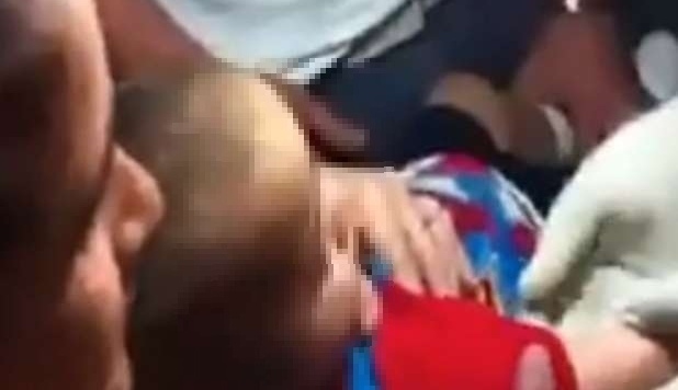 MADRE FA TATUARE IL FIGLIO NEONATO: LUI URLA DAL DOLORE - VIDEO CHOC - 28/01/2013